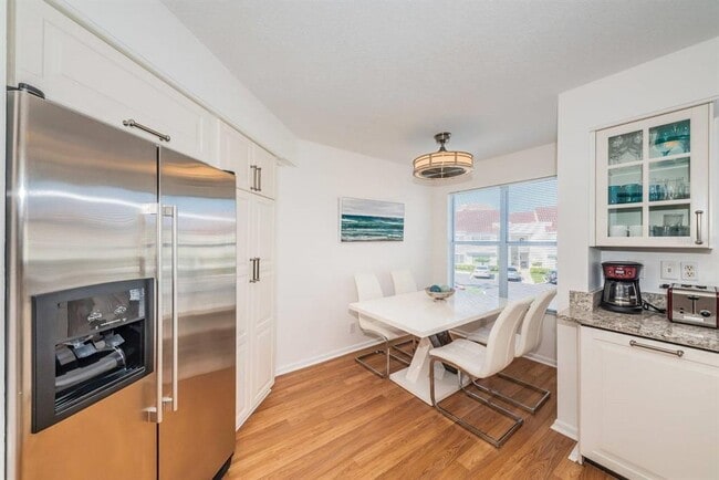 Building Photo - 6059 Bahia Del Mar Blvd S