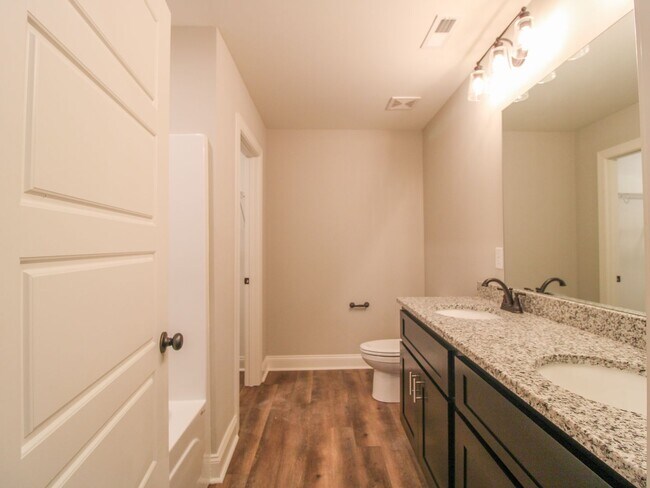 Building Photo - Nice Townhome in Athens City! $250 Amenity...