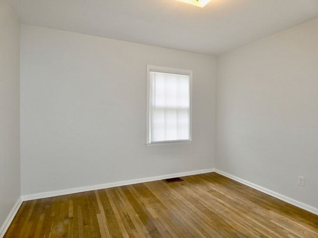Building Photo - 2211 W Sylvania Ave