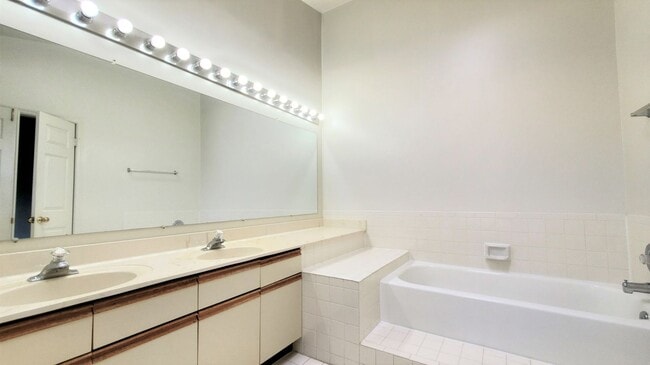 Building Photo - 3 Bedroom, 3.5 Bathroom Townhouse in North...