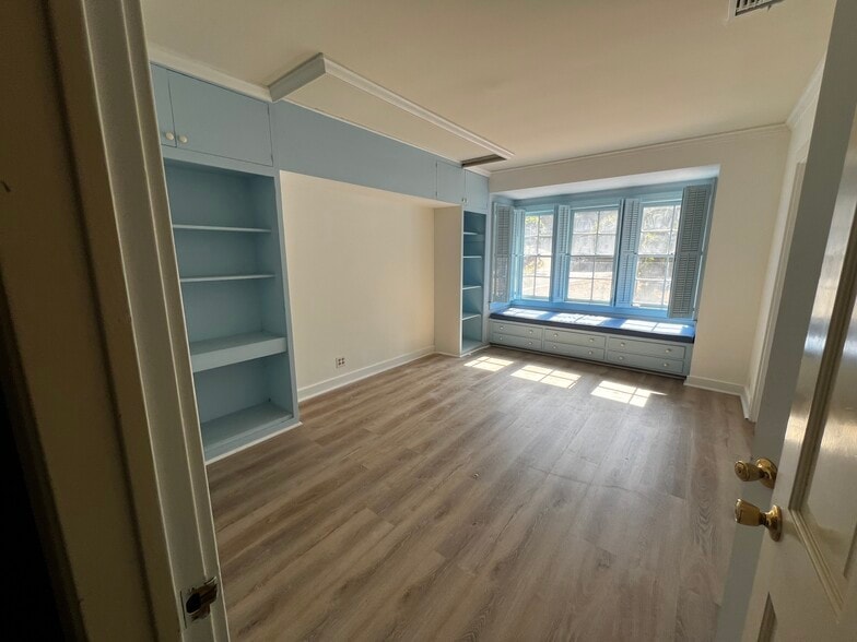 Building Photo - 1110 Sutton Way