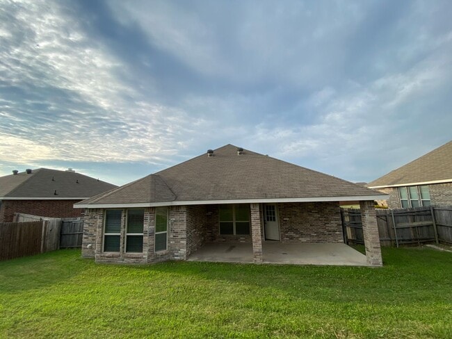 Building Photo - AVAILABLE NOW - 4 BEDROOM 2 BATH HOME IN B...