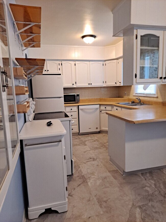 Building Photo - ALL PROSPECTIVE TENANTS MUST SUBMIT A $58 ...