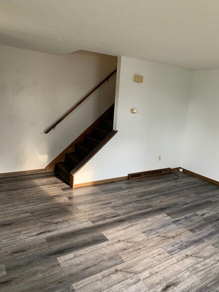 Primary Photo - 7486 Seymour St NW