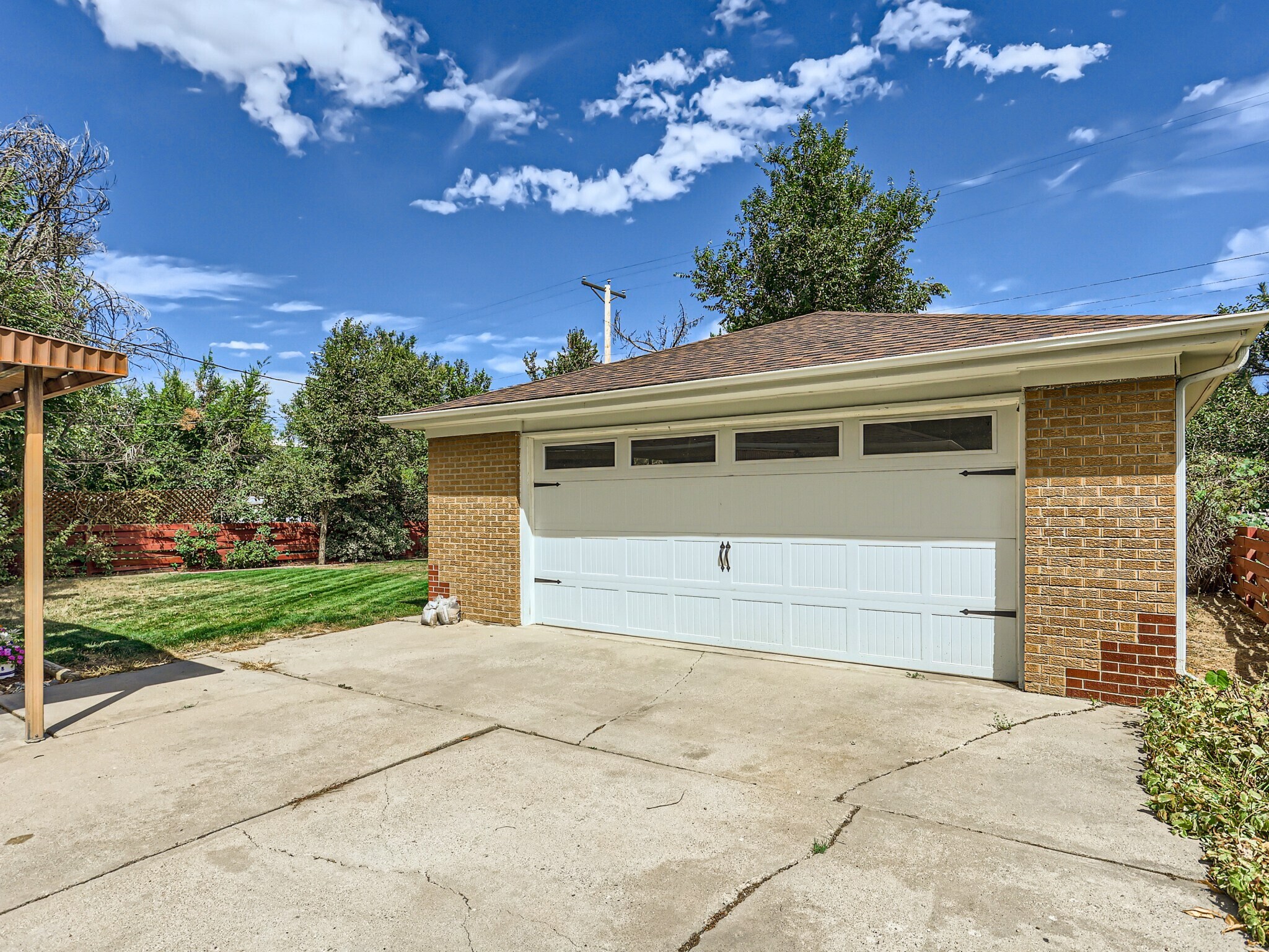 2.5 Car Garage - 2370 Kingston St