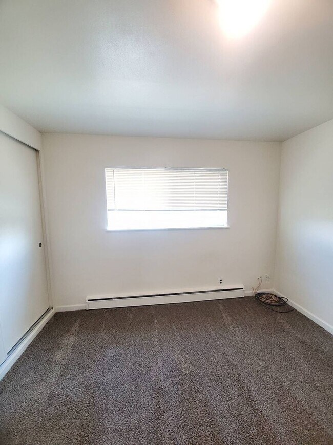 Building Photo - 1 Bedroom Apartment-August rent FREE!