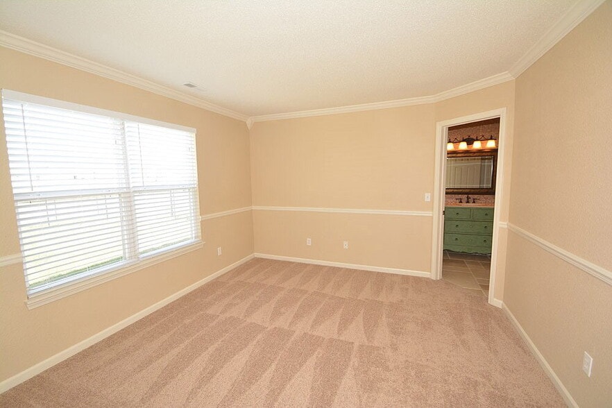 Building Photo - 720 Treyburn Lakes Way