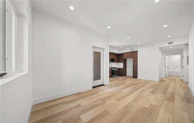Building Photo - 150 S Oak Knoll Ave