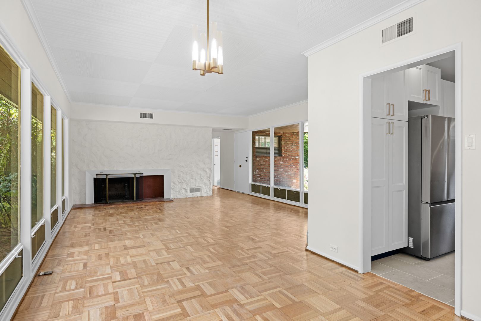 Building Photo - Classic Mid-Century home moments from Fryman Canyon