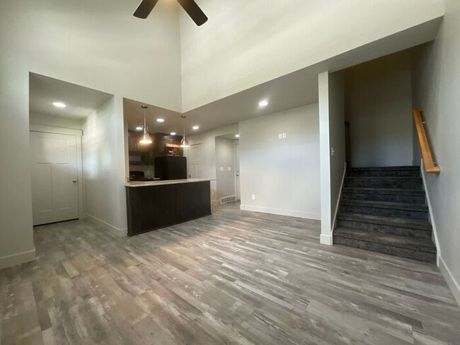 Building Photo - 2 bedroom 2 1/2 bath townhouse