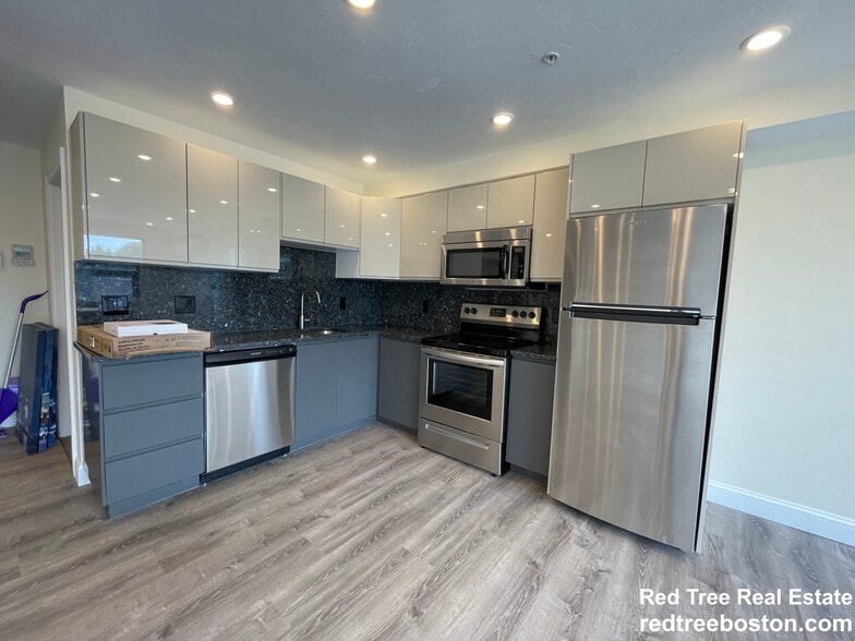 Building Photo - 1028a Commonwealth Ave