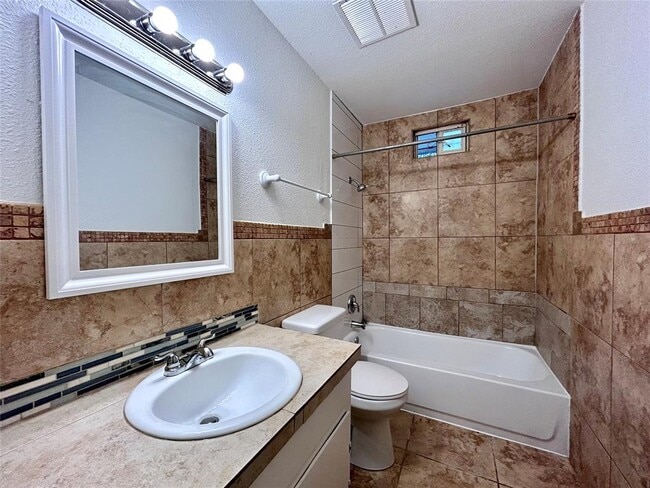 Building Photo - 6200 Palm Cir