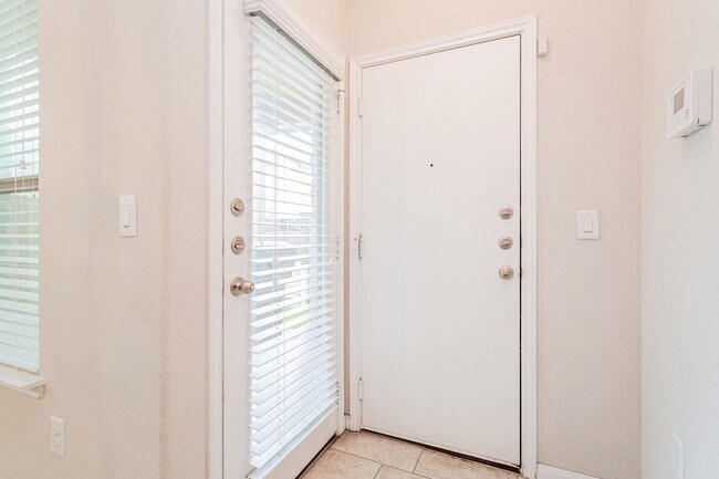 Building Photo - 605 Allenscreek Way-