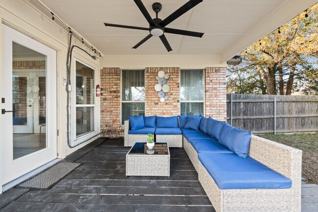 Building Photo - Lakefront Luxury Retreat, 5 Beds, 3 Baths, Quiet Gated Community.