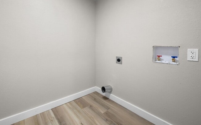 Building Photo - Beautiful remodeled home in Bolivar located near the square! 3 bedrooms, 2.5 baths and a detached...