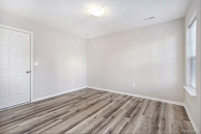 Building Photo - 557 Anne Ave