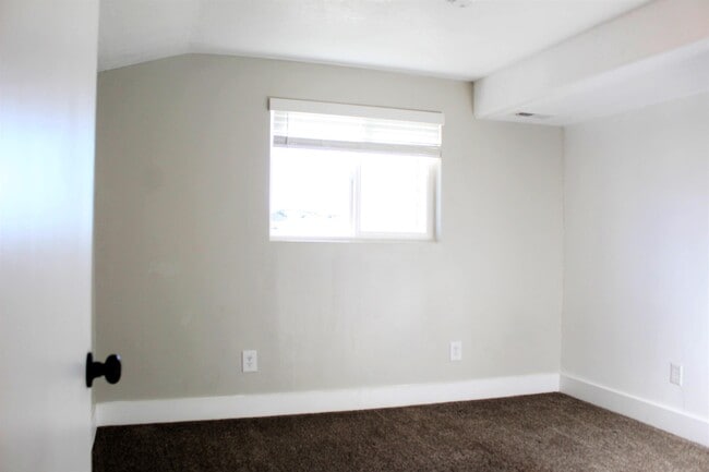 Building Photo - 1084 E 3400 N