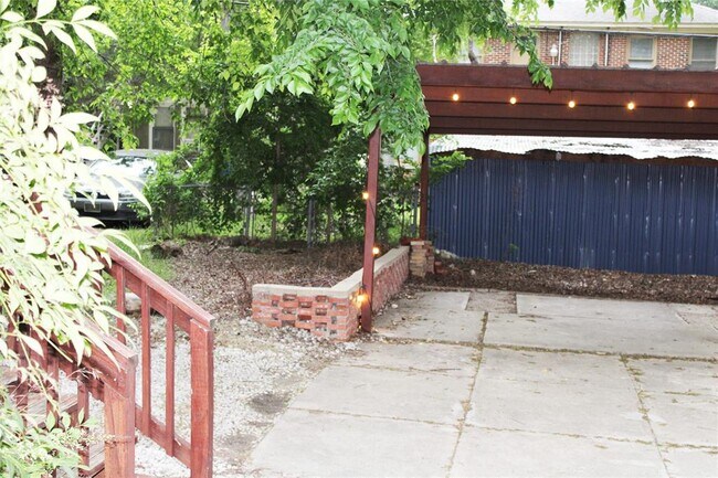 Building Photo - 5935 La Vista Dr
