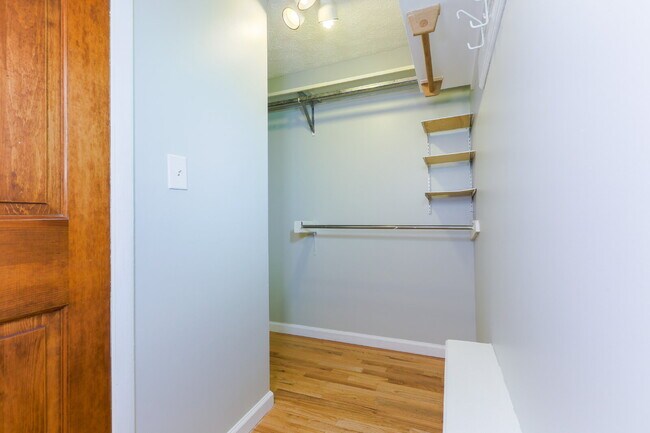 Building Photo - Bright and Spacious Townhome Living Near Reston