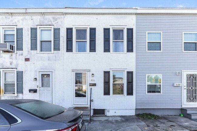 Primary Photo - 551 Summit St