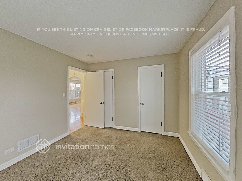 Building Photo - 4015 W 105th St