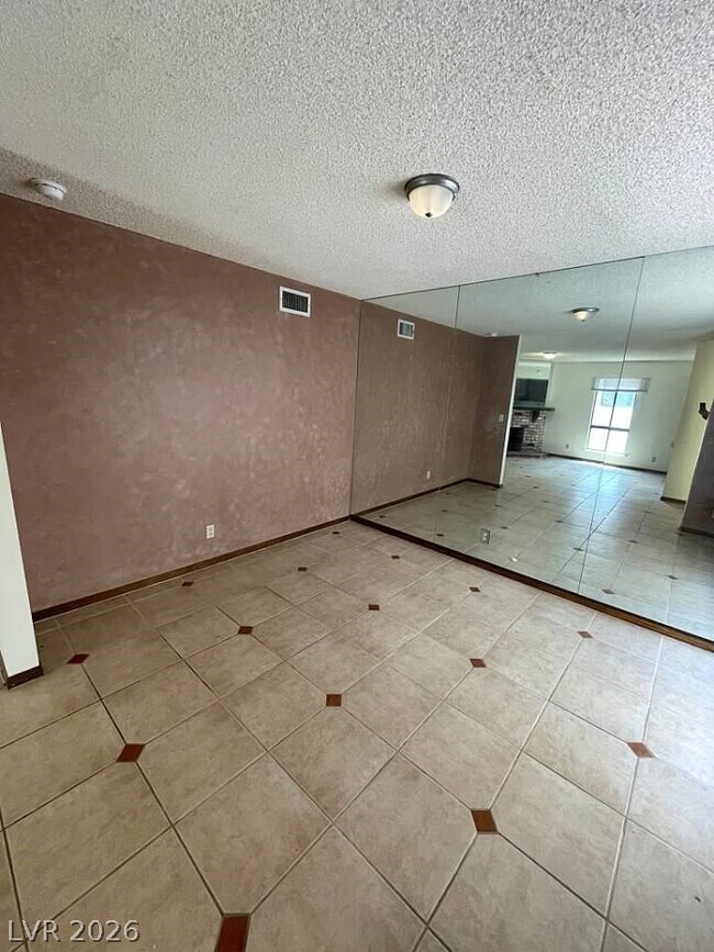 Building Photo - 600 Woodmount Dr