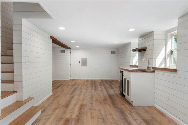 Building Photo - 2512 Brookwood Dr NE