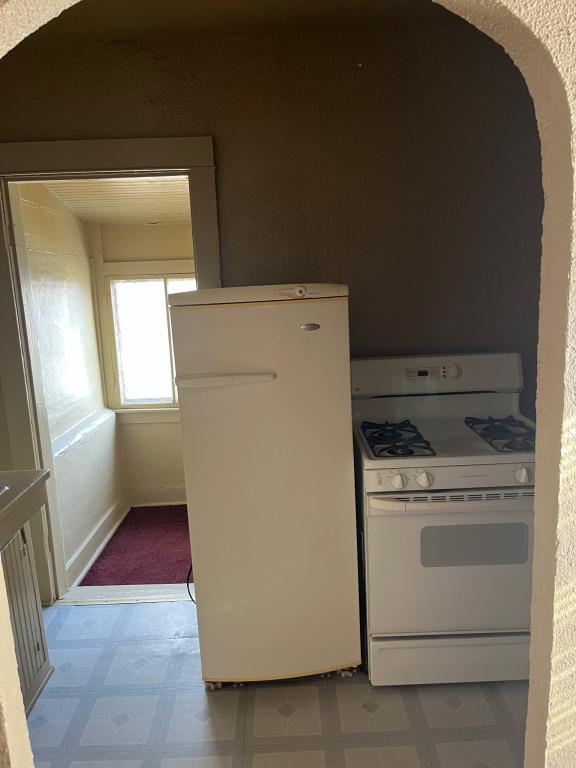 Building Photo - 512 W Broadway St