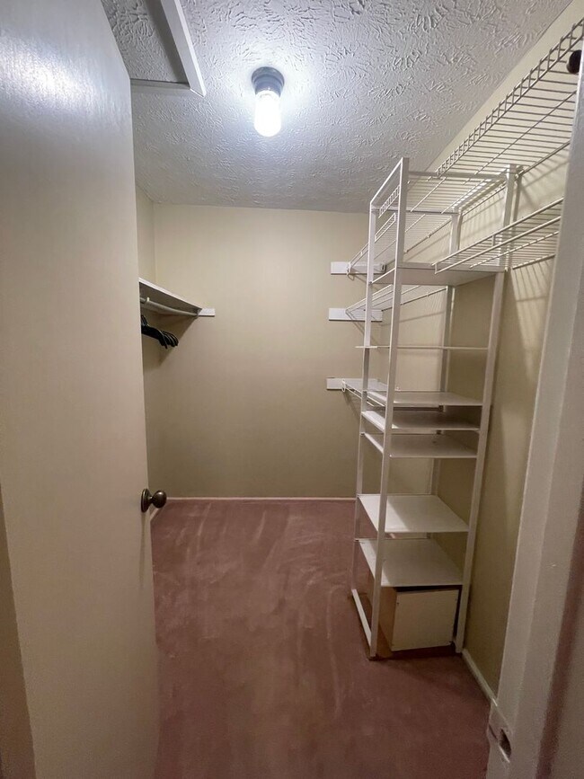 Building Photo - Walking Distance to the Parkway!