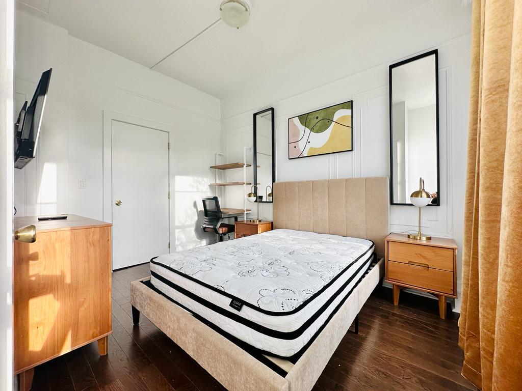 Building Photo - Furnished room/NOT APARTMENT
