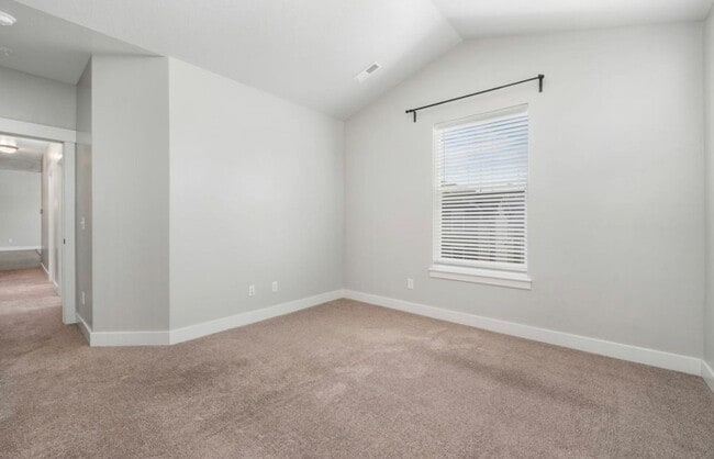 Building Photo - 3 Bedroom/2 Bathroom condo in Vineyard