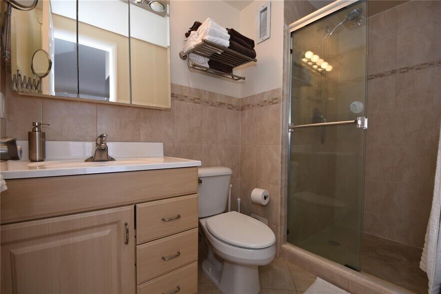 Building Photo - 400 Golden Isles Dr