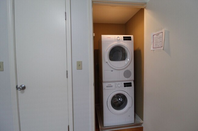 Building Photo - May free on this 2 br 1 bath apartment in the West Plaza  area