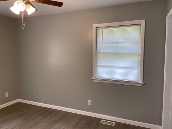 Building Photo - NEWLY RENOVATED 2 BED, 2 BATH HOME!