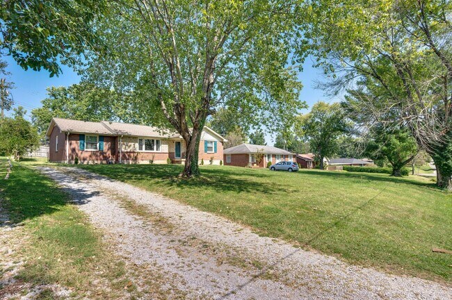 Building Photo - 3 Bedroom 1 Bath Donelson House by Two Riv...