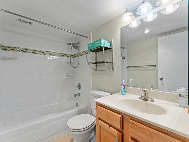 Building Photo - This beautiful 1 bed, 1 bath condo with ov...
