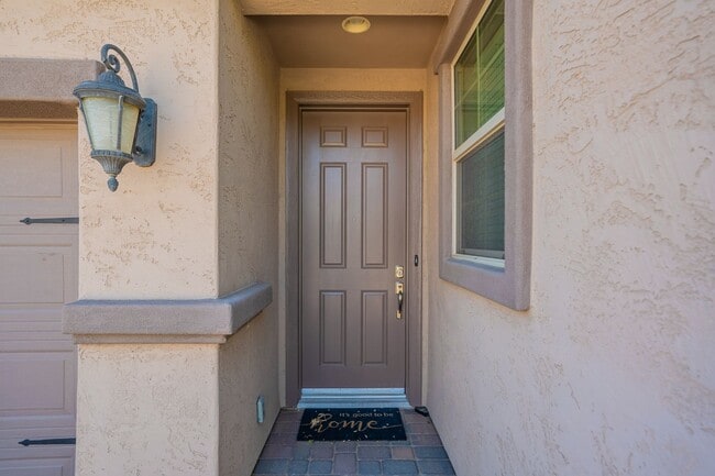 Building Photo - Move In Ready! Three Bedrooms - Beautiful ...