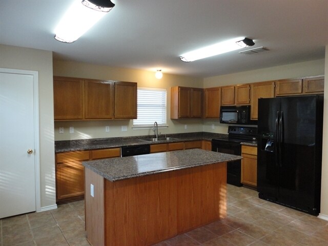 Building Photo - 3552 Peachtree Ln