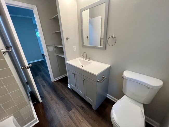 Building Photo - Three bedroom, 1 bath house in Burlington