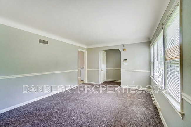 Building Photo - 833 Turner Ave