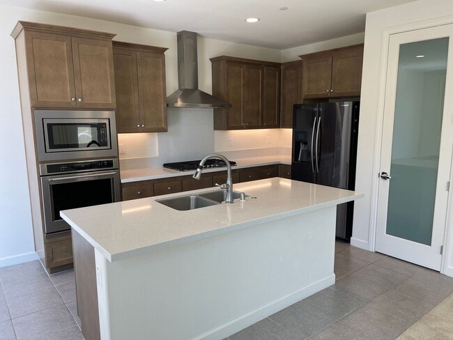 Building Photo - Large 5 Bed / 3 Bath Standalone unit in Lo...