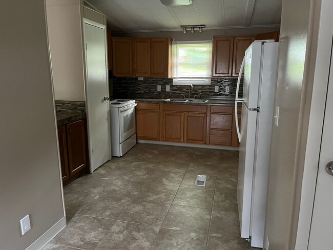 Building Photo - 2 bedroom 2 bath house