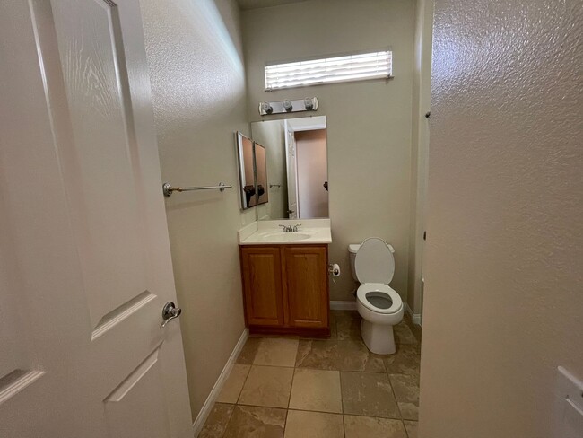 Building Photo - Apple Valley-Del Web Home, 2 Bedrooms,2 Ba...