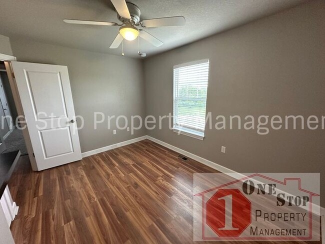 Building Photo - Gorgeous 3-Bed, 2.5-Bath Townhome in Raymore!