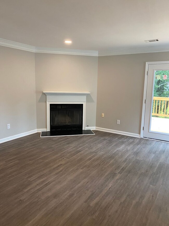 Building Photo - NEWLY RENOVATED 2BR TOWNHOME NEAR KSU!! GR...