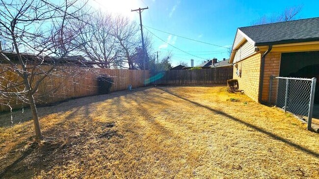 Building Photo - Beautiful 3 Bed 2 Bath Corner Lot