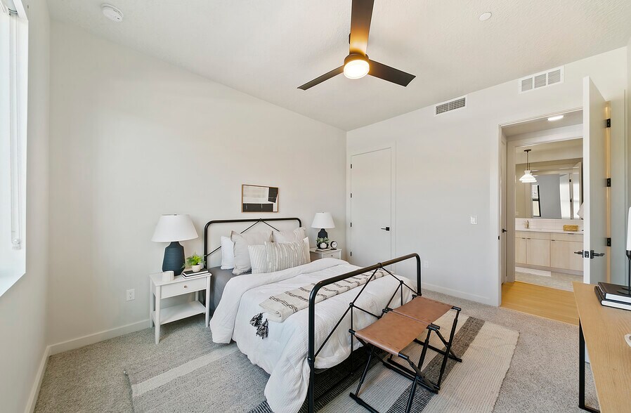 Large Bedroom - 4340 E Haystack St