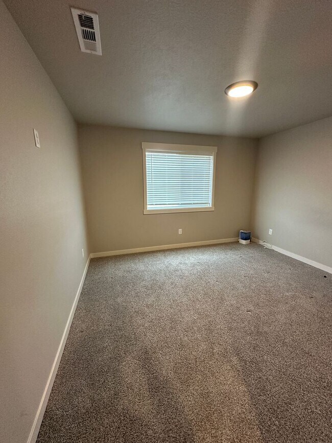 Building Photo - 1417 W Lakeside Dr