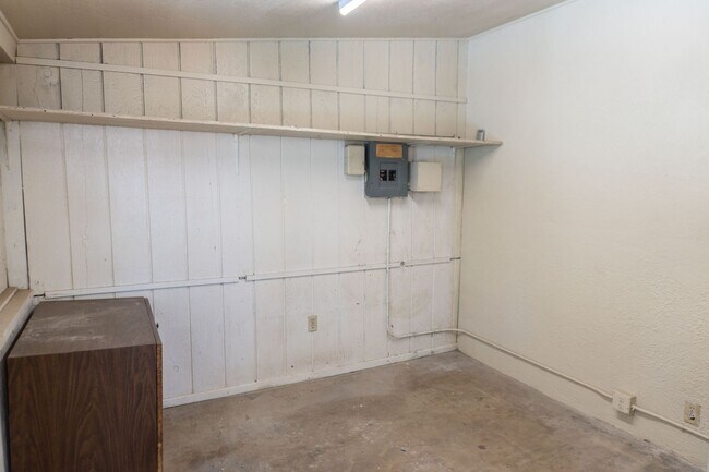 Building Photo - Spacious 3-Bedroom, 4-Bath Vintage Home wi...