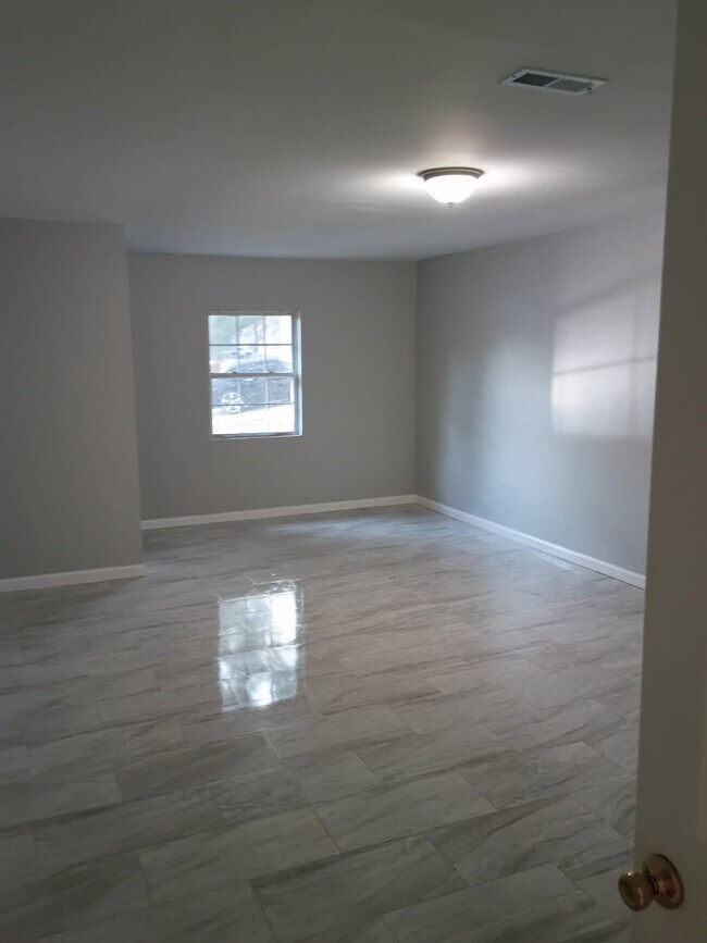 Building Photo - 135 Fruitwood Trce